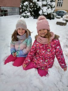 Dívky ve sněhu.