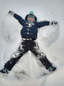 Chlapec ve sněhu.