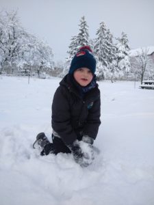 Chlapec válí sněhové koule.