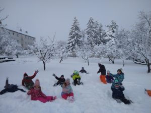 Děti se radují ze sněžit.