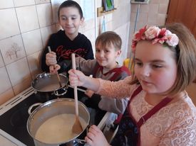 děti vaří kaši